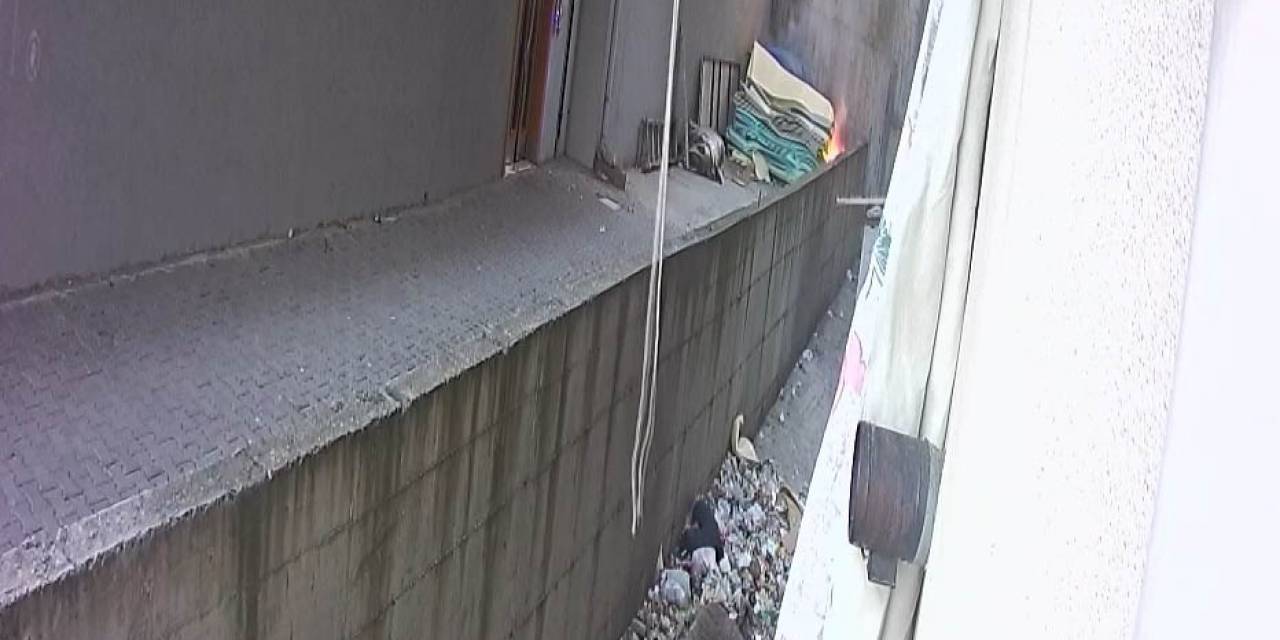 Arnavutköy’de 6 Katlı 2 Binayı Küle Çeviren Yangının Çıkış Anı Kamerada