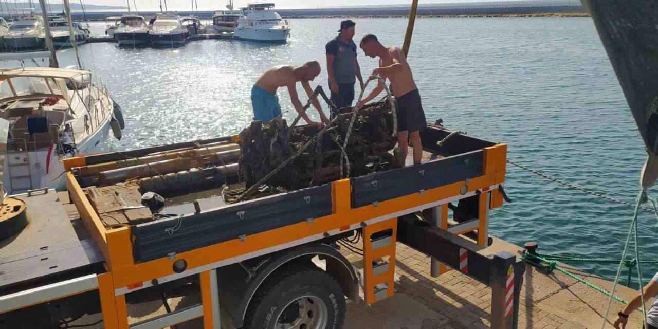 Edremit Körfezi’nde Hayalet Ağlar Temizleniyor