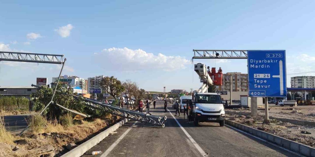 Diyarbakır’da Damperi Açık Kamyon Kgys Direğini Devirdi