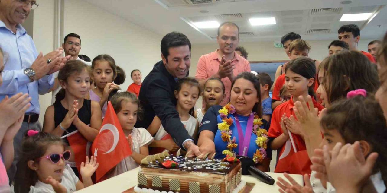 Milli Sporcu Merve Nur Eroğlu, Memleketi Bolu’da Çiçeklerle Karşılandı