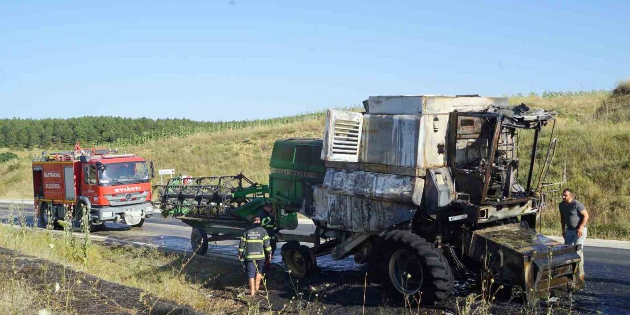 Kastamonu’da Seyir Halindeki Biçer Döver Makinesi Yandı