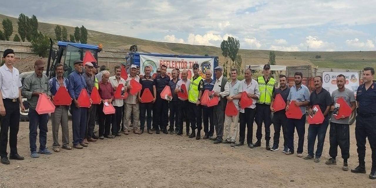 Jandarma Reflektör Dağıttı