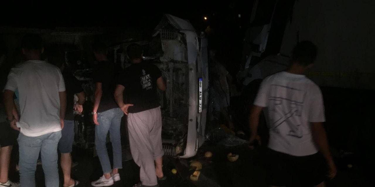 Sebze Ve Meyve Yüklü Kamyonetle Tır Çarpıştı, Ortalık Savaş Alanına Döndü