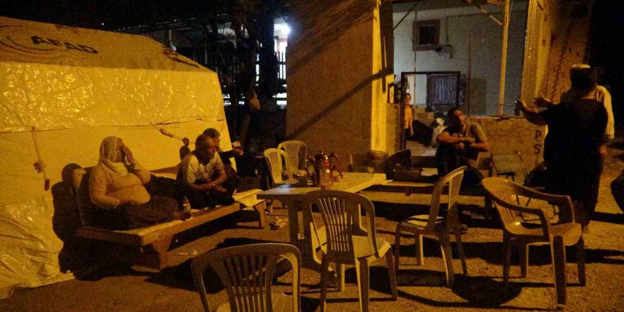 Kozanlılar Geceyi Çadırda Geçiriyor
