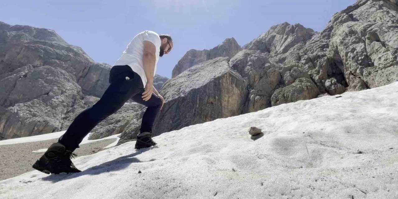 Temmuz Ayında Karlı Yamaçları Tırmandılar, Buz Gibi Suya Girerek Serinlediler