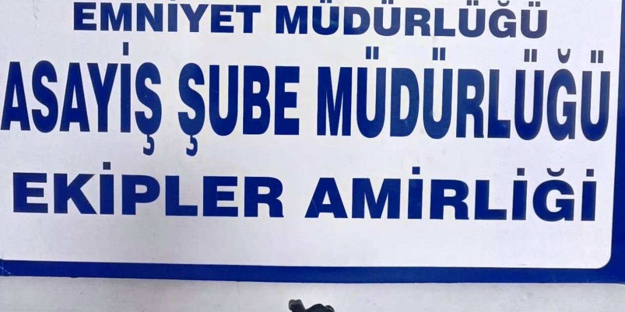 Kütahya’da Polis Bir Kişinin Aracında Ruhsatsız Tabanca Ele Geçirdi