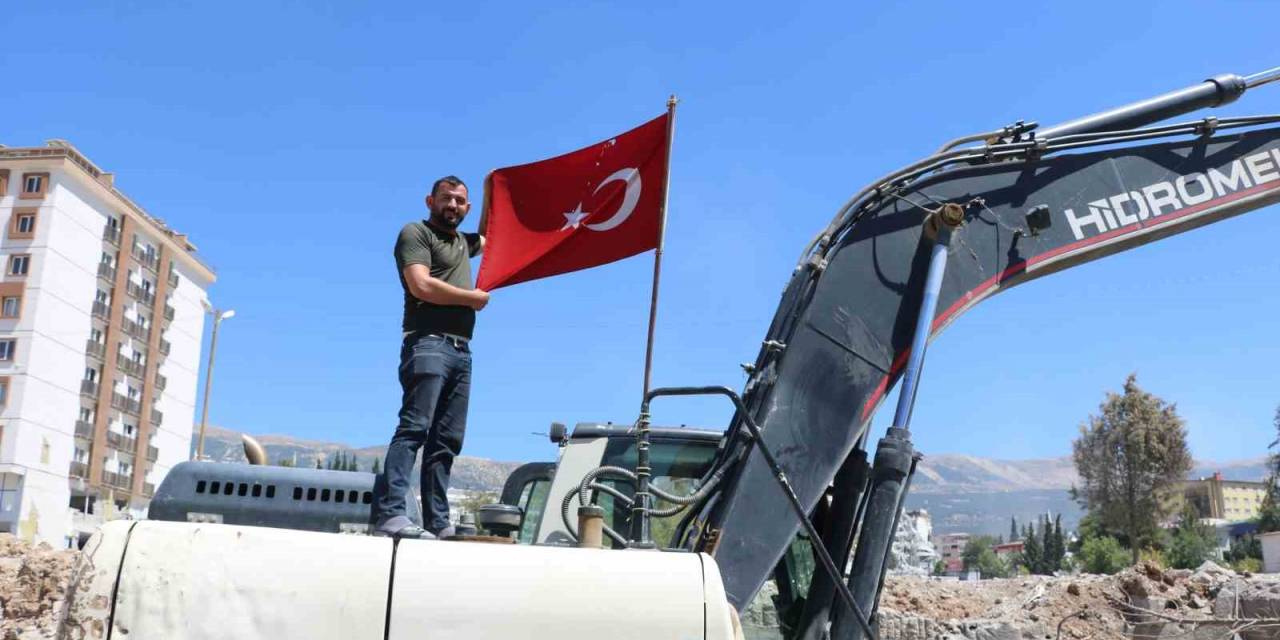 Enkazdan Çıkardığı Türk Bayrağını İş Makinesinde Dalgalandırıyor