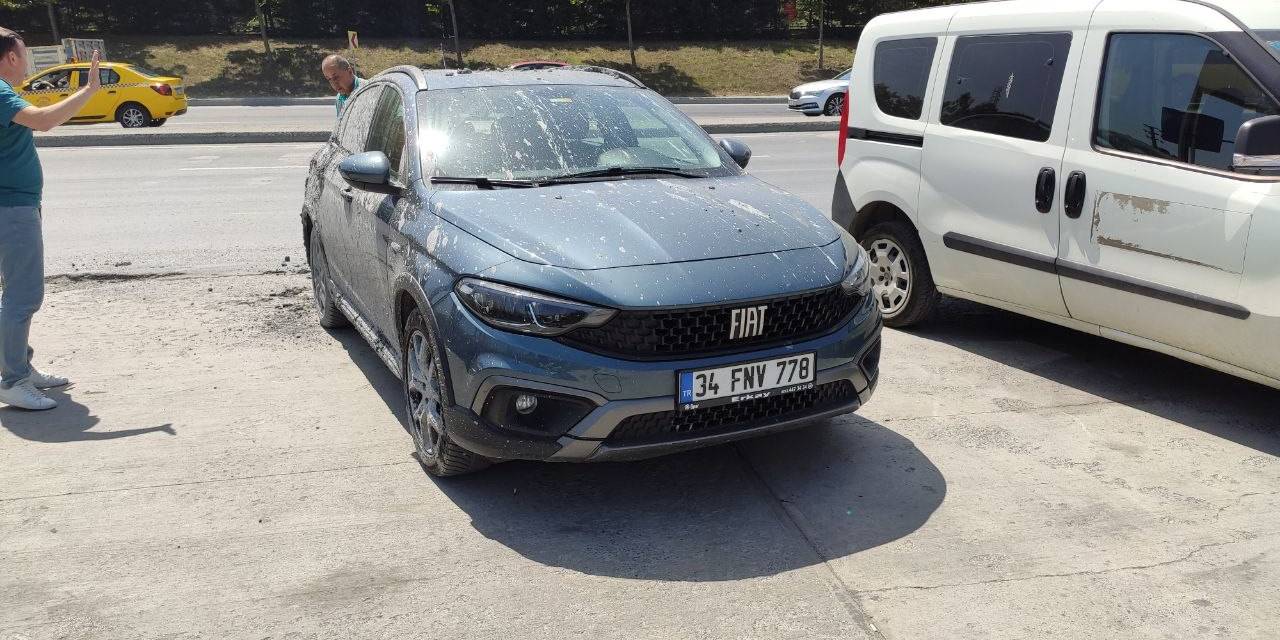 Sultangazi’de Hafriyat Kamyonundaki Beton Otomobilin Üzerine Döküldü