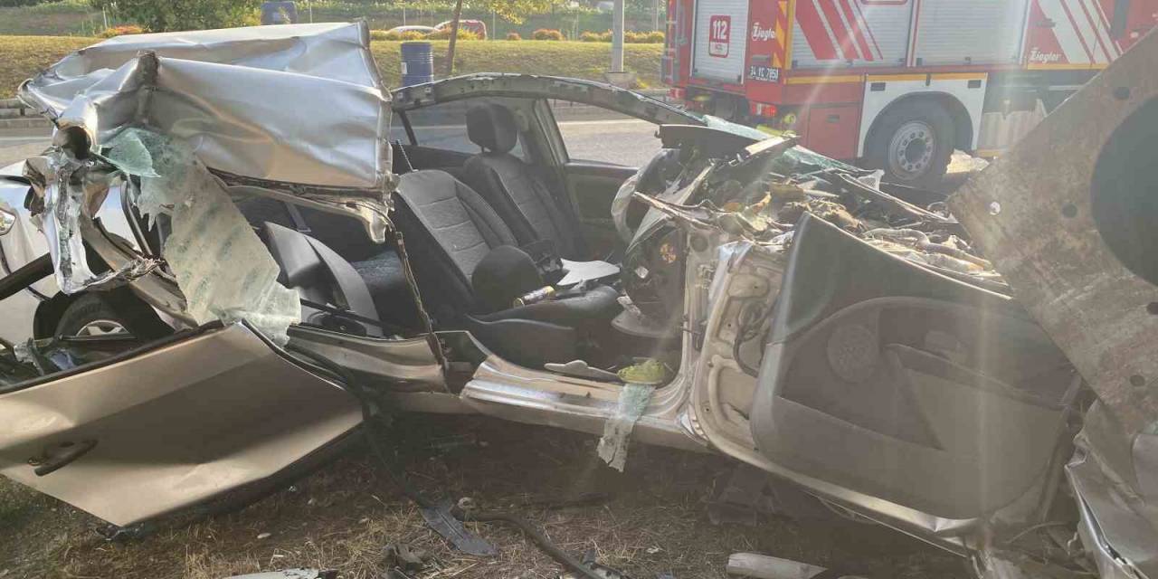 Ataşehir’de Direğe Çarpan Otomobil Hurdaya Döndü: 1 Yaralı