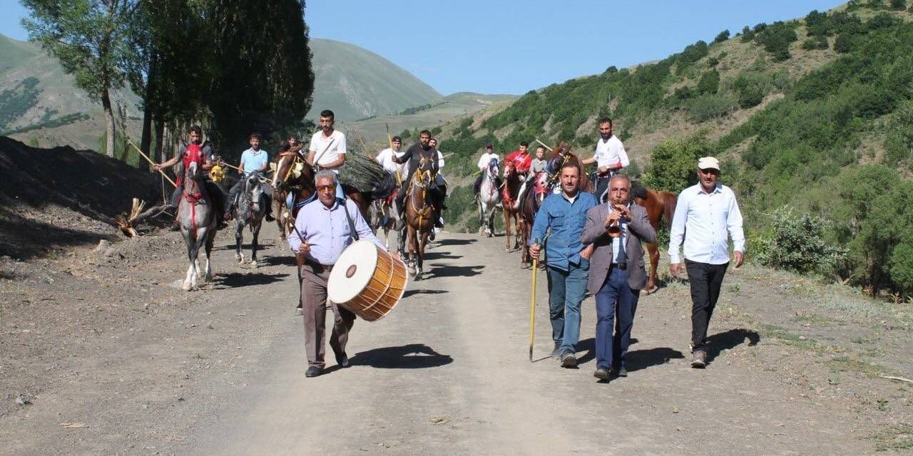 Düğünde Hem Halay Çektiler Hem De At Binip Cirit Oynadılar