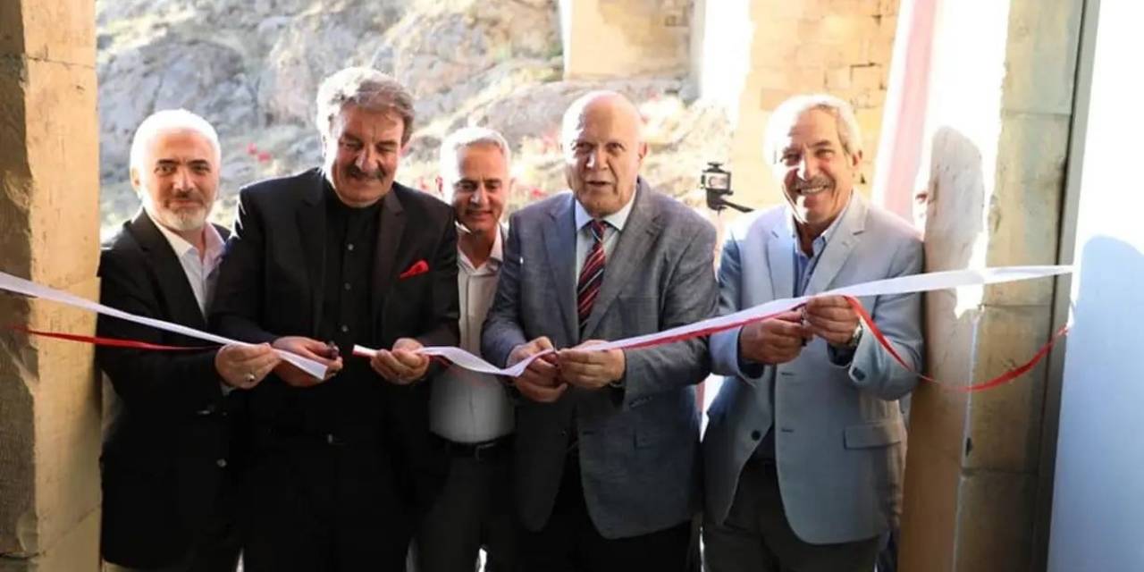 Tarihi Bayburt Kalesi’ne Şehitler Anısına 2 Bin 23 Bayrak Dikildi