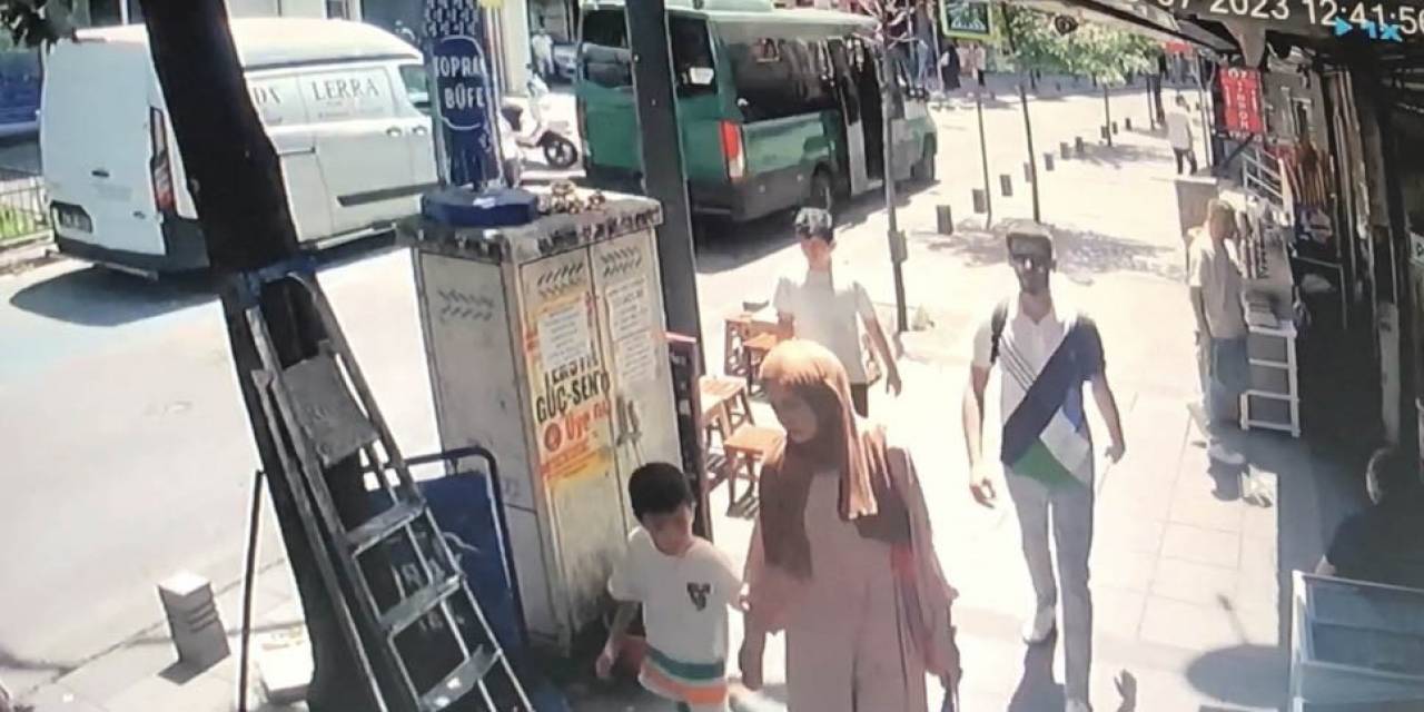 İstanbul’da Akıl Almaz Olay Kamerada: Binadan Başlarına Taş Yağdı