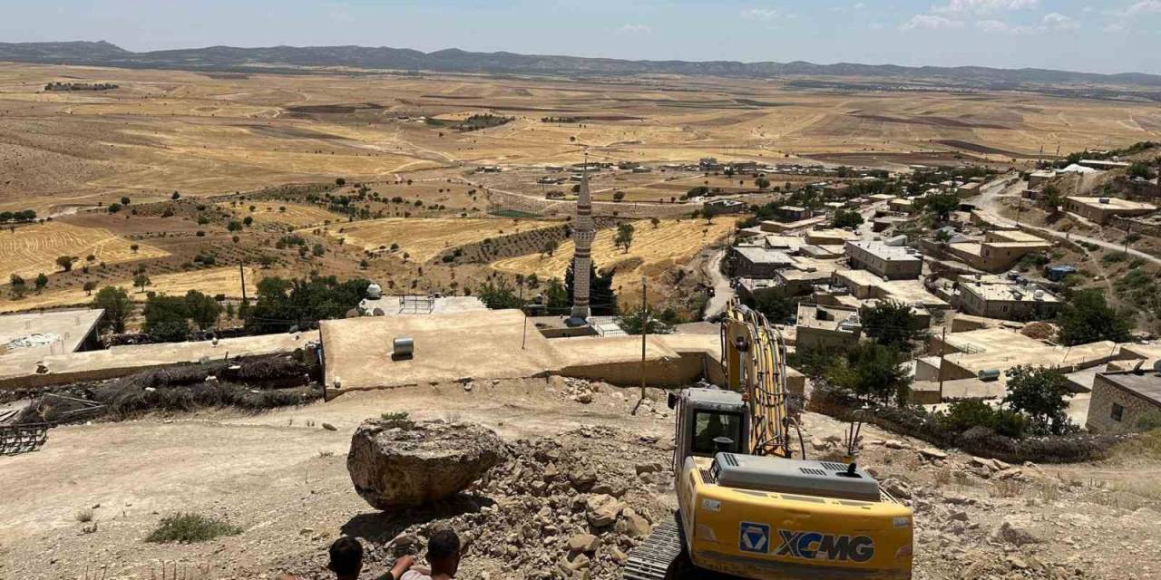 İha’nın Haberi Ses Getirdi, Tehlike Saçan Dev Kaya Parçaları Kaldırıldı