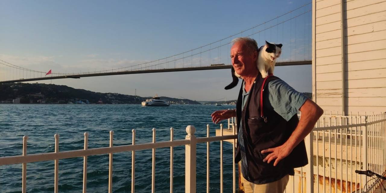 Omzundaki Kedisi İle İstanbul’u Karış Karış Gezdi