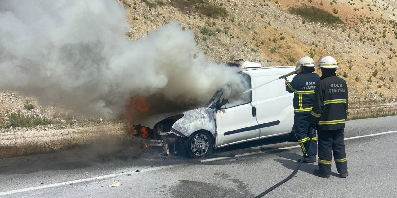 Bolu’da Hafif Ticari Araç Alev Alev Yandı