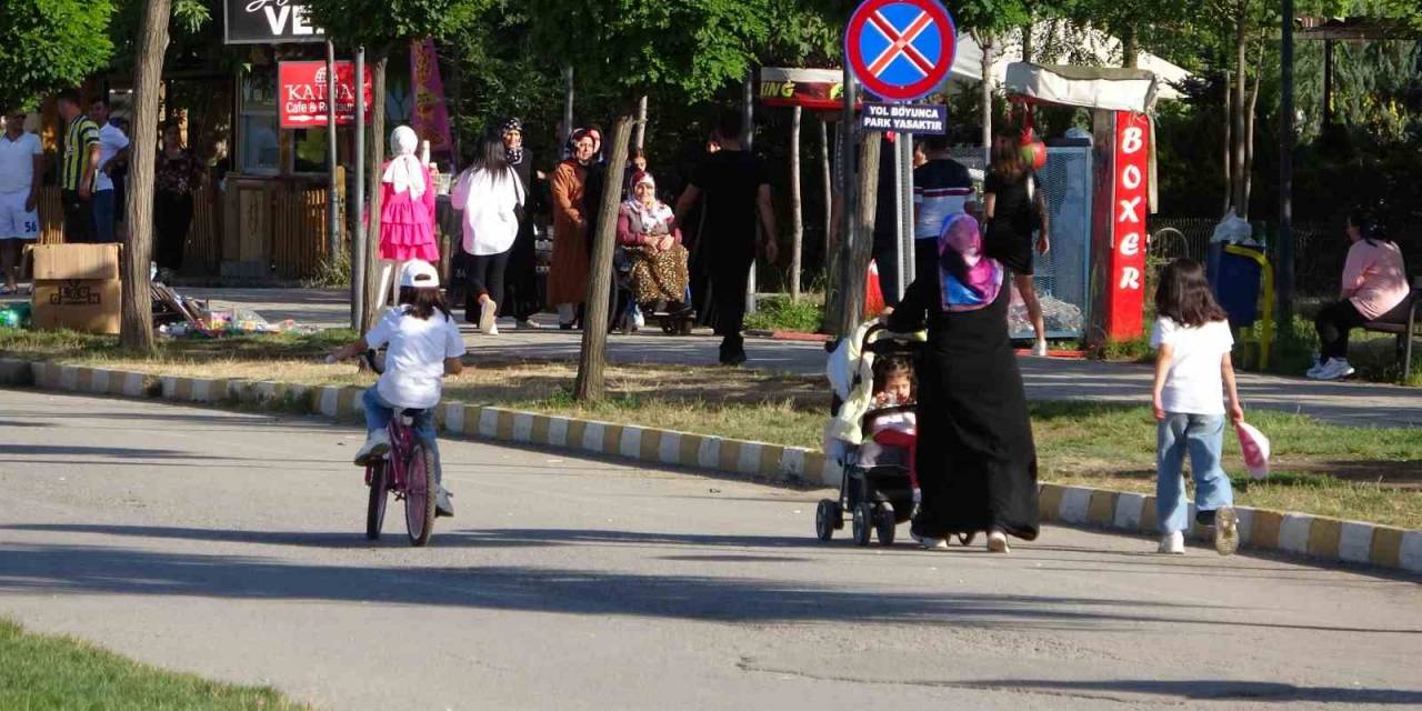 Tatvan Sahili Tatilcilerin Uğrak Mekanı Oldu