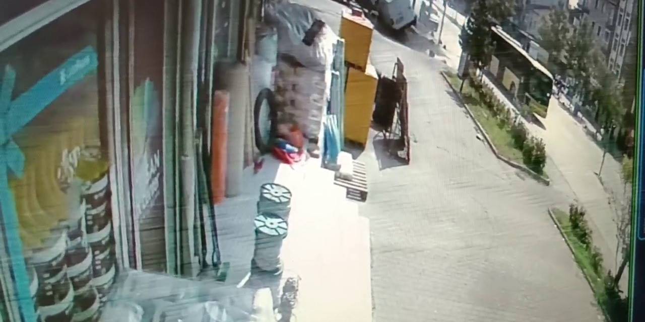 Kırmızı Işıkta Geçen İett Otobüsünün Çarptığı Kamyonet Devrildi