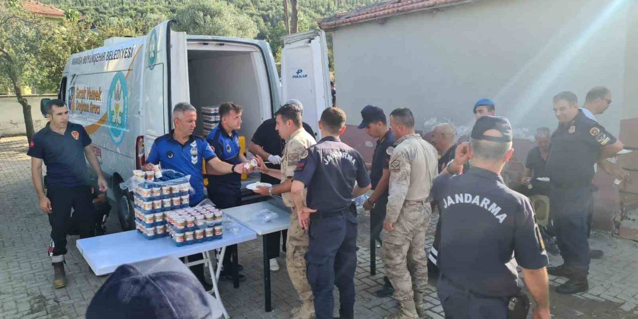 Manisa Büyükşehir Ve Maski Yangın Bölgesinde Vatandaşların Yanında