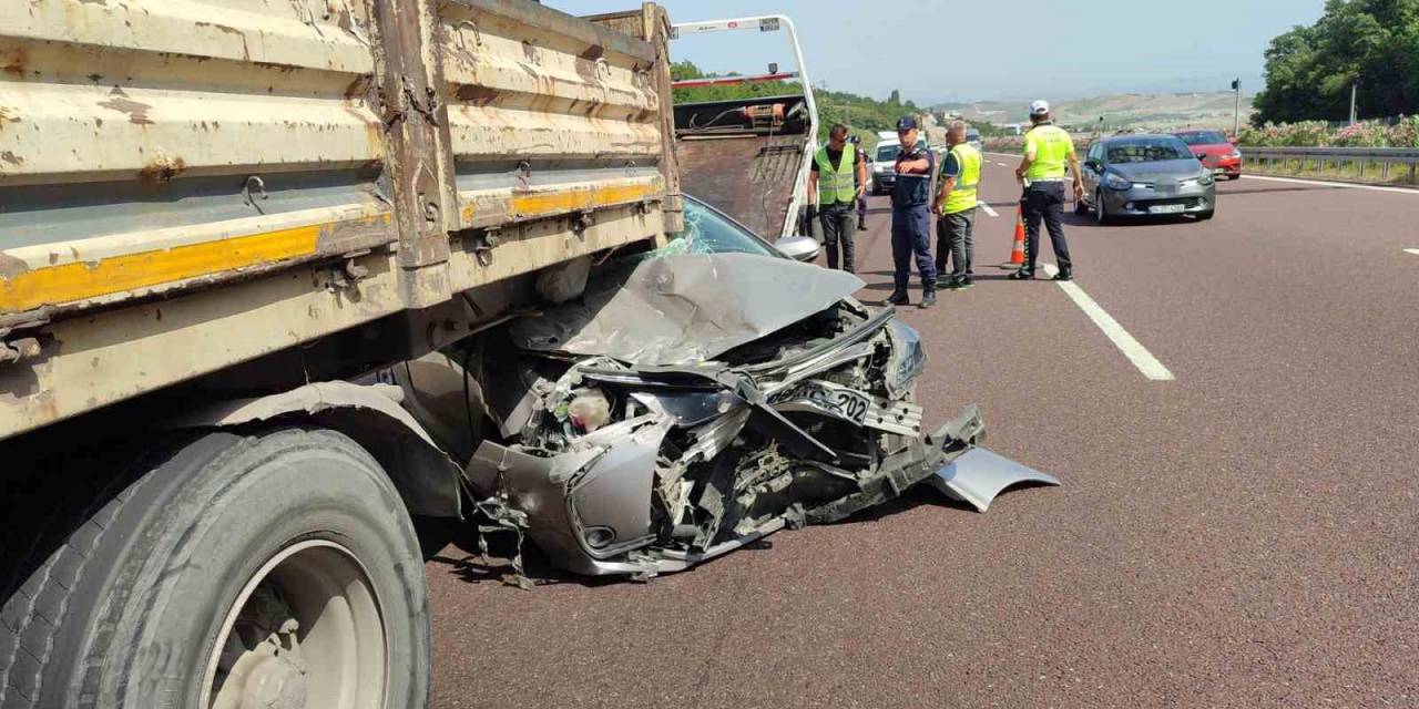 Tıra Saplanan Otomobilden Sağ Çıktı