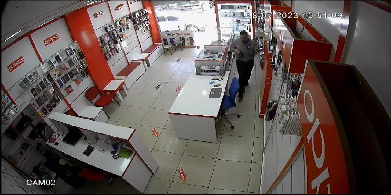 Dükkan Sahibi Namazdayken Hırsız 55 Bin Lira Değerindeki 3 Telefonu Çaldı