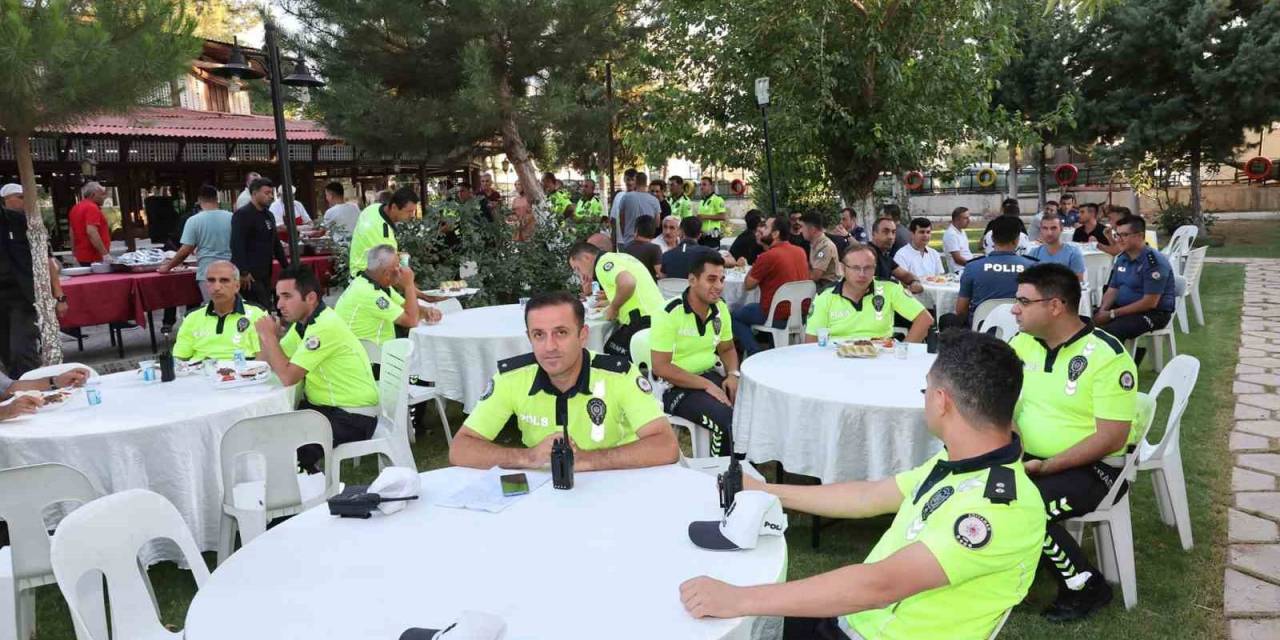 Tayini Çıkan Polislere Veda Yemeği