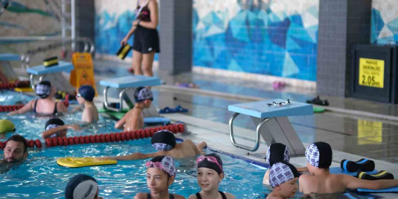 Altıeylül’de Çocuklardan Yüzme Havuzlarına Yoğun İlgi