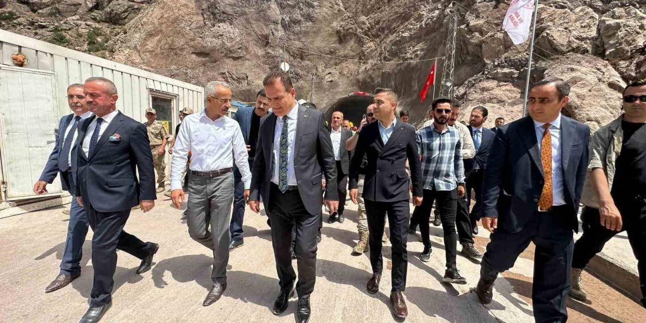 Yeniköprü-yüksekova Tünelinde Işık Göründü