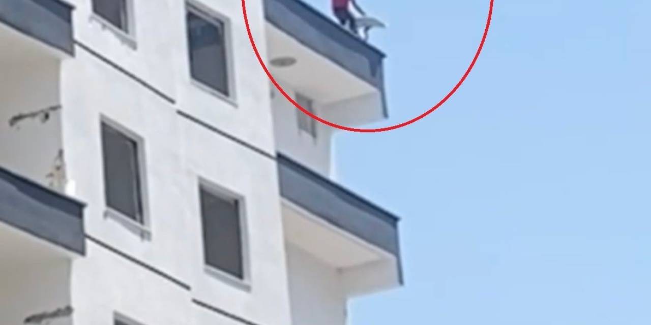 Ağır Hasarlı Binaya Çıkan Vatandaş Çanak İçin Canını Hiçe Saydı