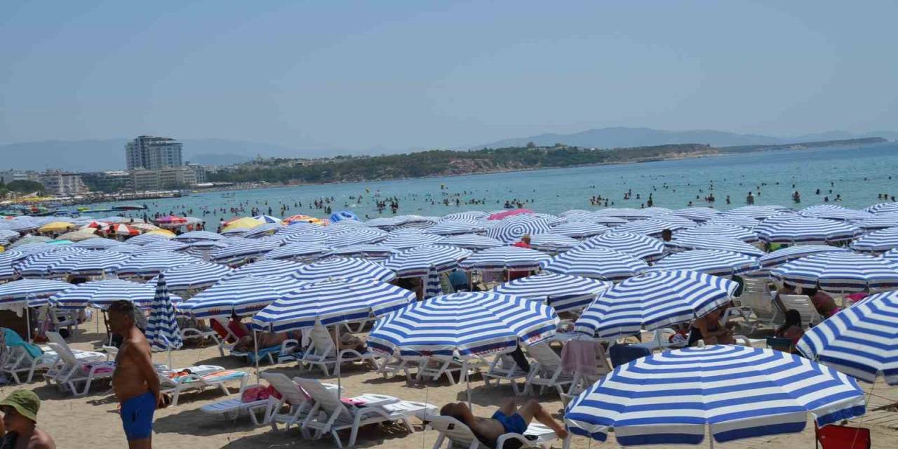 Didim’de Sıcak Hava Bunalttı, Tatilciler Plaja Akın Etti