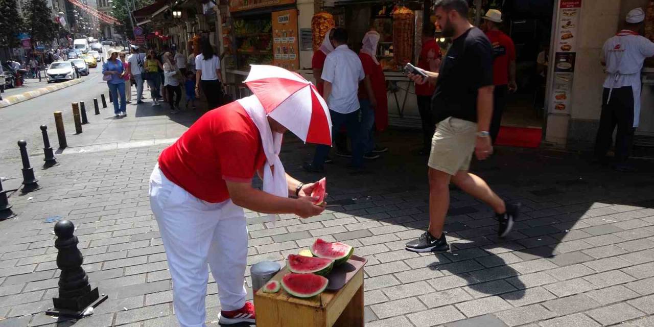 Taksim’de Esnaftan Kavurucu Sıcağa İlginç Çözüm: Güneşte Karpuz Soğuttular
