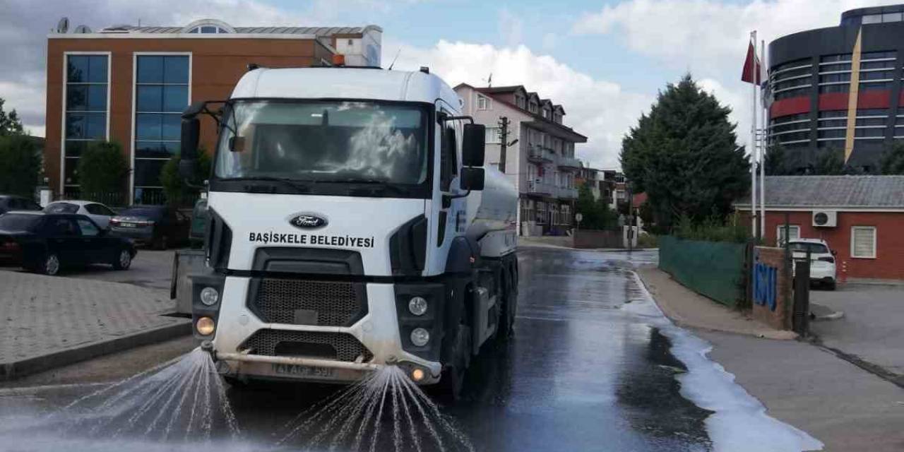Başiskele’de Yollar Ve Kaldırımlar Temizleniyor