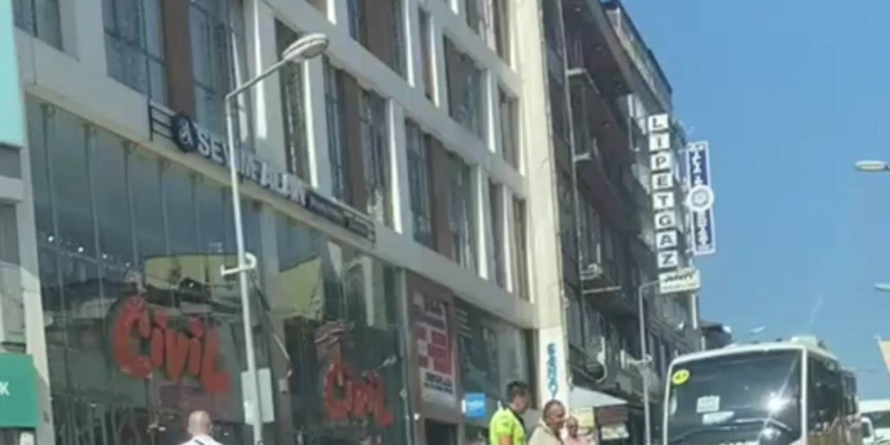 Görme Engelli Vatandaşın Yardımına Polis Yetişti