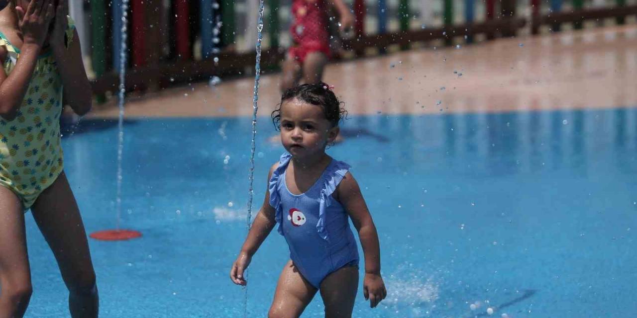Tarihin En Sıcak Gününde Çocuklar Su Parkına Akın Etti