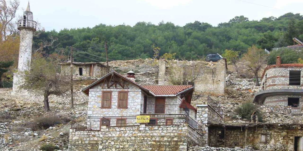 Yerleşim Bölgesinin Simgesi Olan Camisiz Minareyi Kaçak Olarak Yıktılar