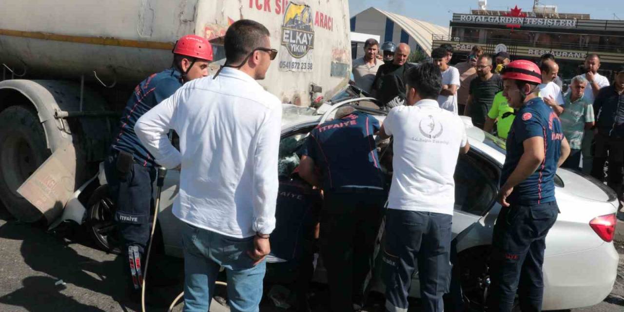 Otomobil Su Tankerine Çarptı, Sıkışan Sürücü Güçlükle Çıkarıldı