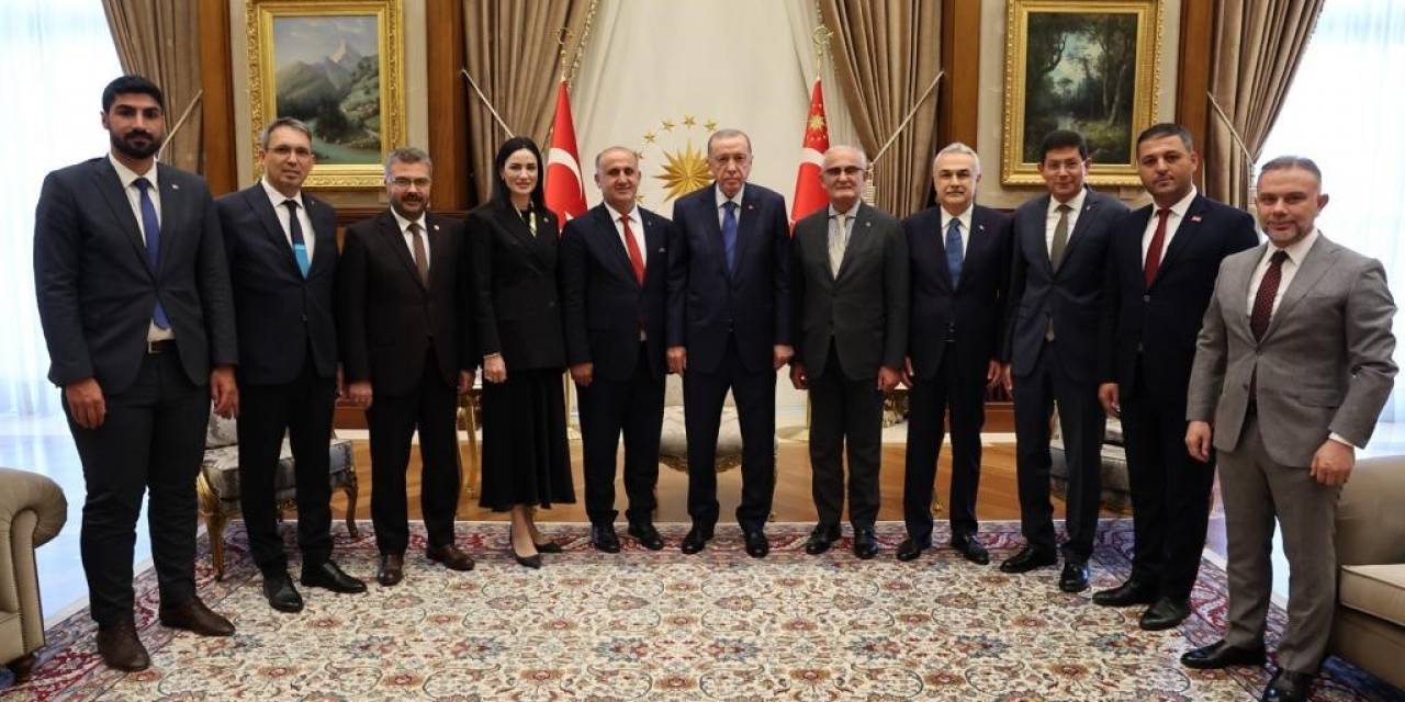 İyi Parti’den İstifa Ederek Ak Parti’ye Geçen İncirliova Belediye Başkanı Kaya’ya Rozetini Cumhurbaşkanı Erdoğan Taktı