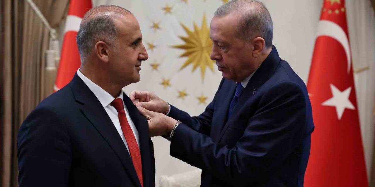 Rozetini, Cumhurbaşkanı Erdoğan Taktı