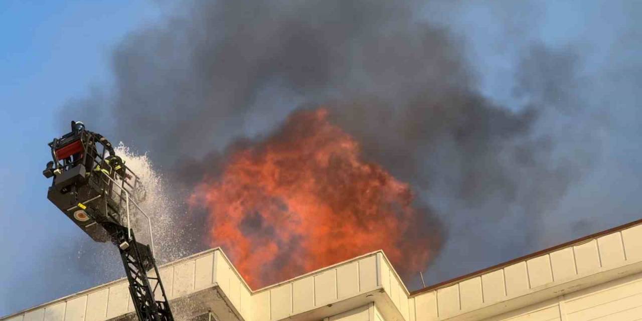 Apartmanda Yangın Paniği: Bina Sakinleri Tahliye Edildi, Mahsur Kalan 1 Çocuk Kurtarıldı