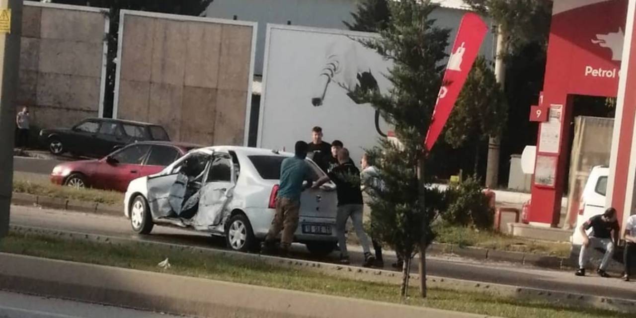 Servis Otobüsü İle Otomobil Çarpıştı, 1 Kişi Yaralandı: Kaza Anı Kamerada