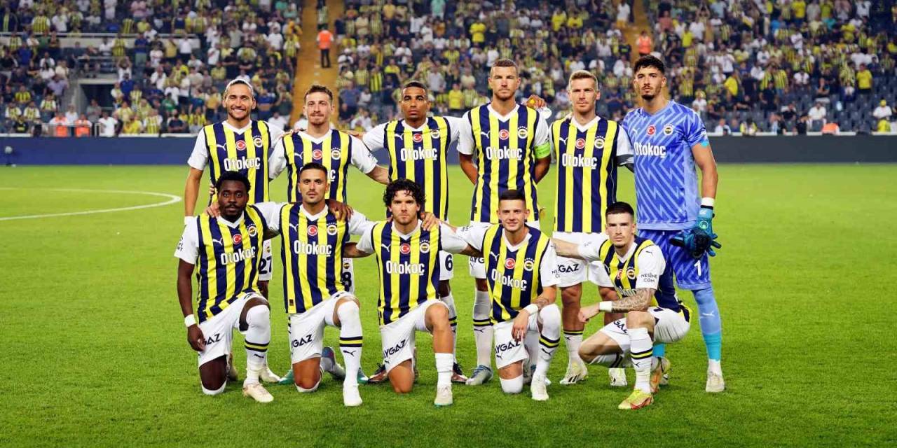 Fenerbahçe İlk Resmi Maçına Taraftarı Önünde Çıktı