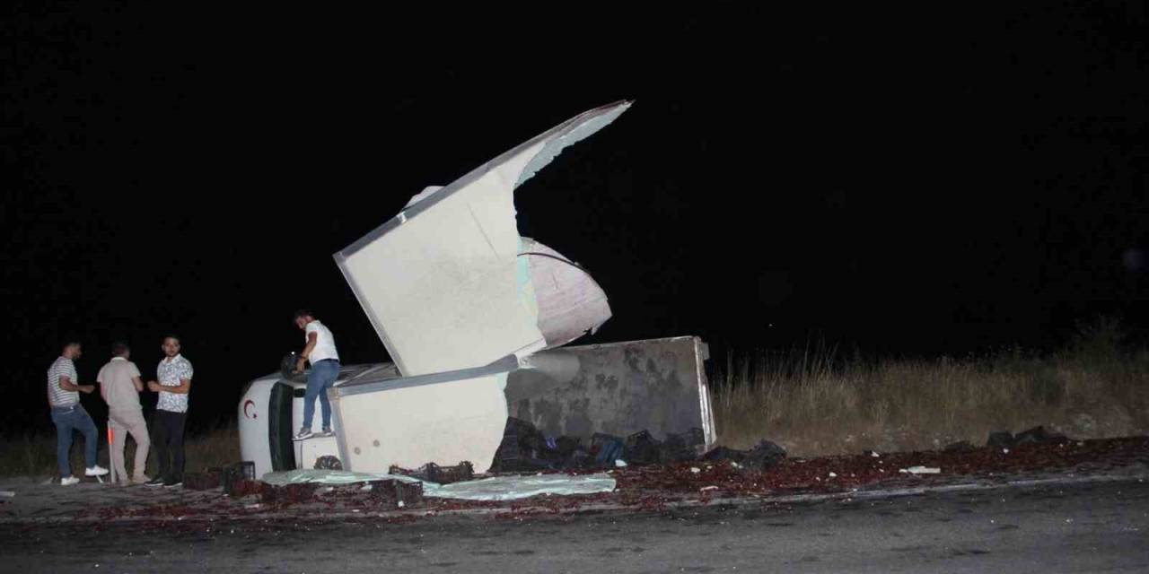 Refüje Devrilen Kamyonetin Parçalanan Kasasındaki 3 Ton Vişne Ziyan Oldu