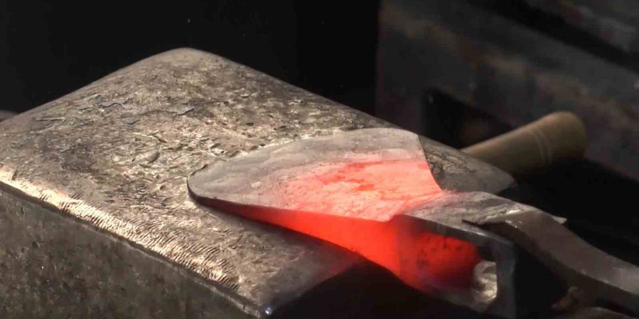 Bunaltıcı Sıcağa Rağmen Mesleğini Yaşatmaya Devam Ediyor