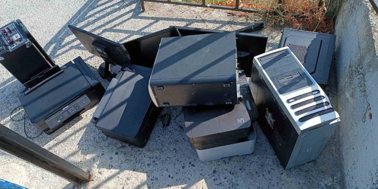 Arnavutköy’de Pişkin Hırsızlar Çaldıkları Kredi Kartı İle Çalıntı Motosiklete Akaryakıt Alıp Okul Soydu