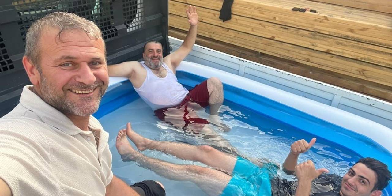 Sultanbeyli’de Sıcaktan Bunalan İşçiler Kamyonet Kasasına Havuz Kurdu