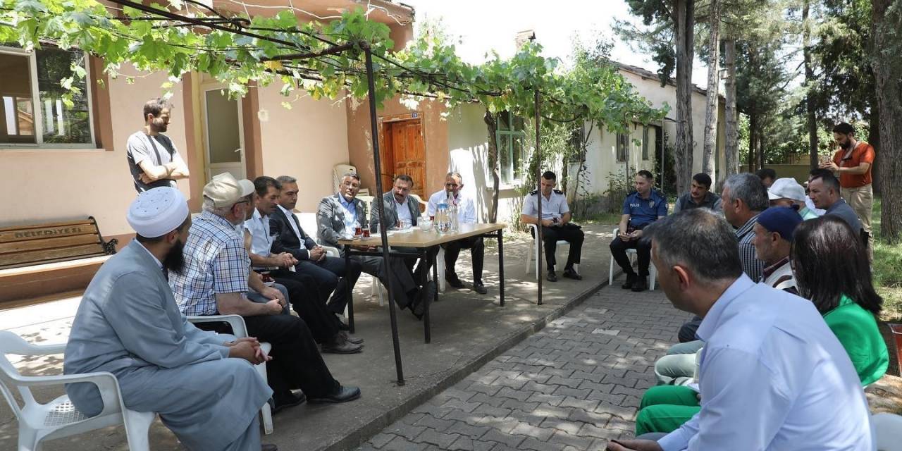 Vali Çelik, Emet’in Köylerinde Vatandaşların İhtiyaç Ve Taleplerini Dinledi