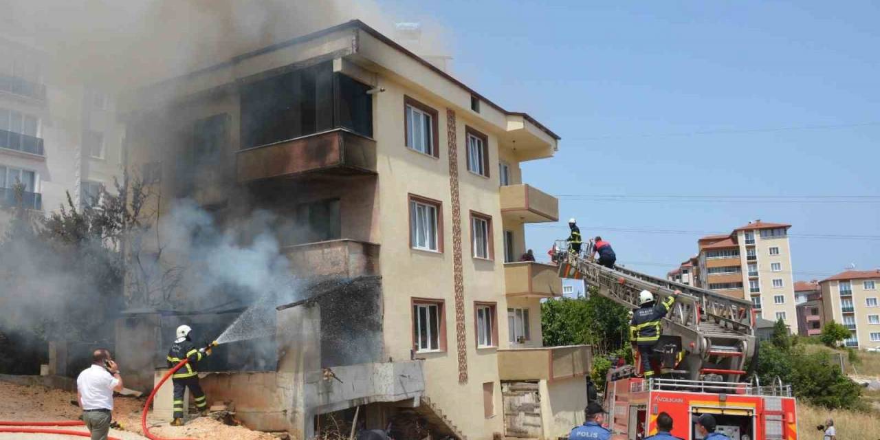 Bilecik’te Yanan Binada Mahsur Kalan 1’i Bebek 3 Kişi Son Anda Kurtarıldı