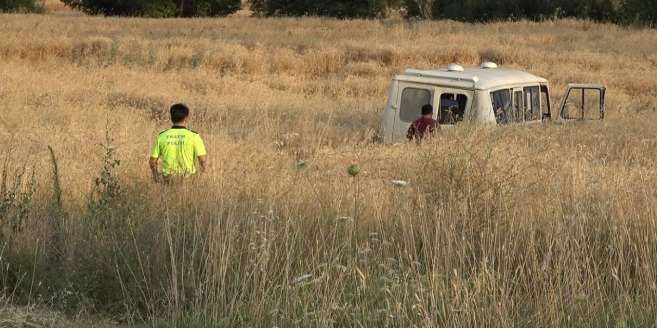 Otomobil İle İşçi Servisi Çarpıştı: 8 Yaralı