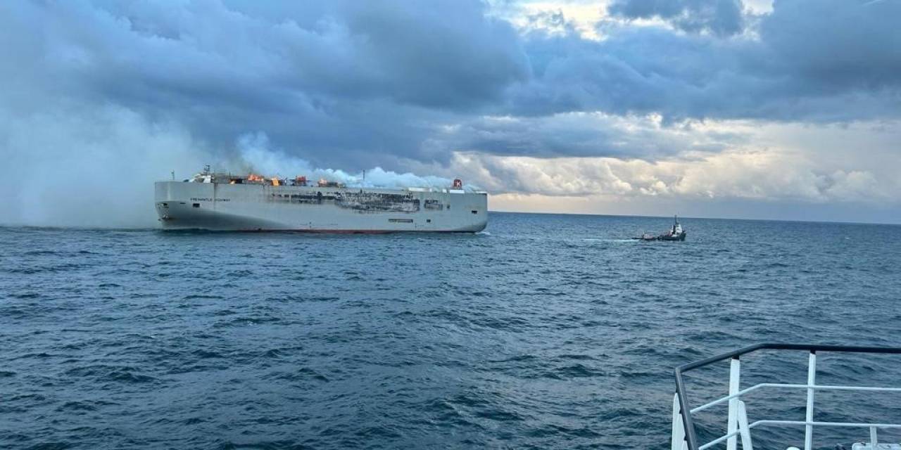 Hollanda’da Kargo Gemisindeki Yangın 2 Gündür Devam Ediyor