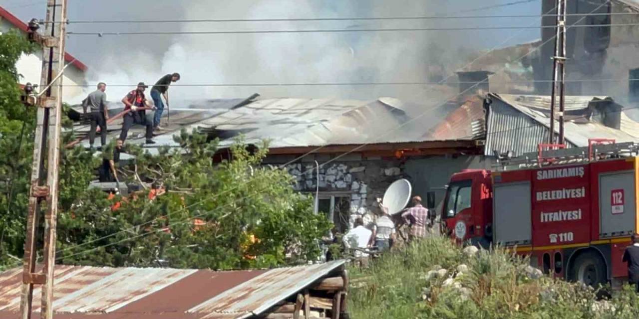 Sarıkamış’ta Bir Ev Yanarak Kül Oldu