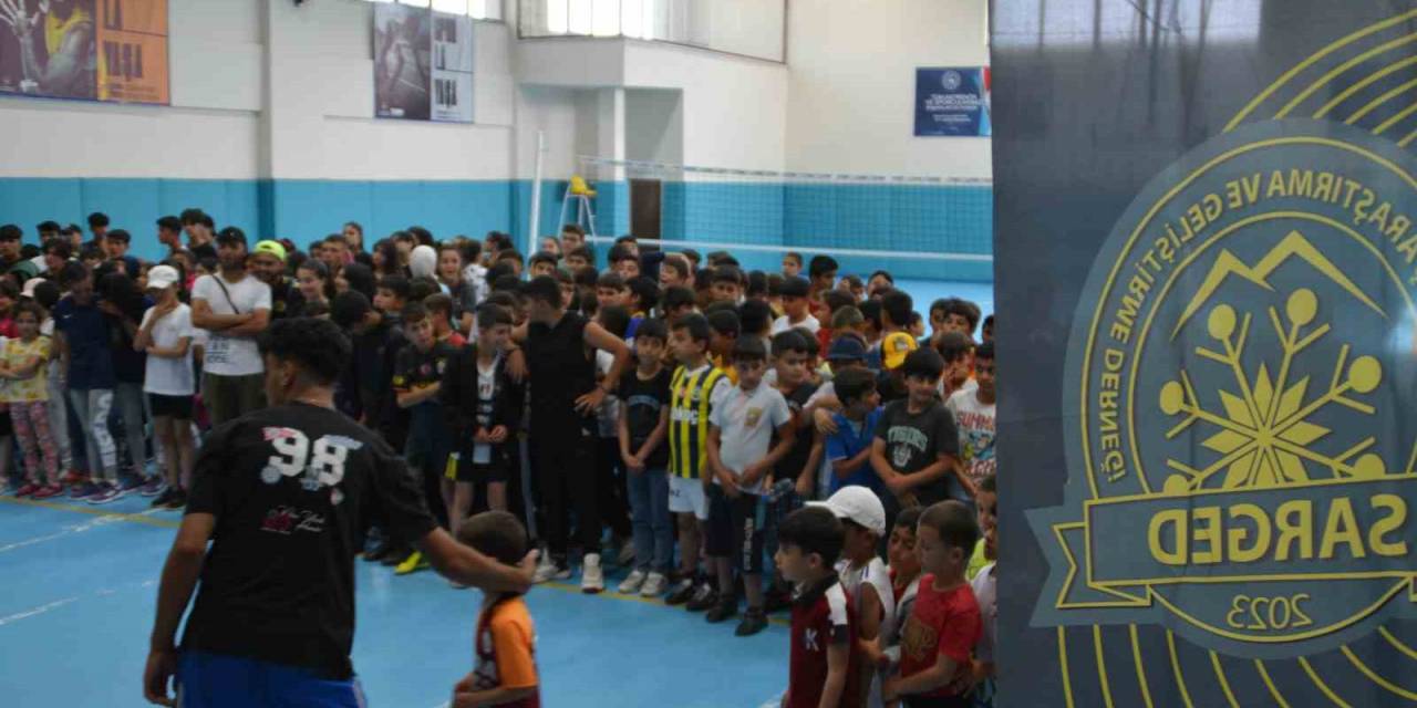Sarıkamışlı Sporculara Malzeme Desteği